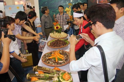 Các đại biểu và du khách ấn tượng với các món ăn đặc sắc của Hòa Bình